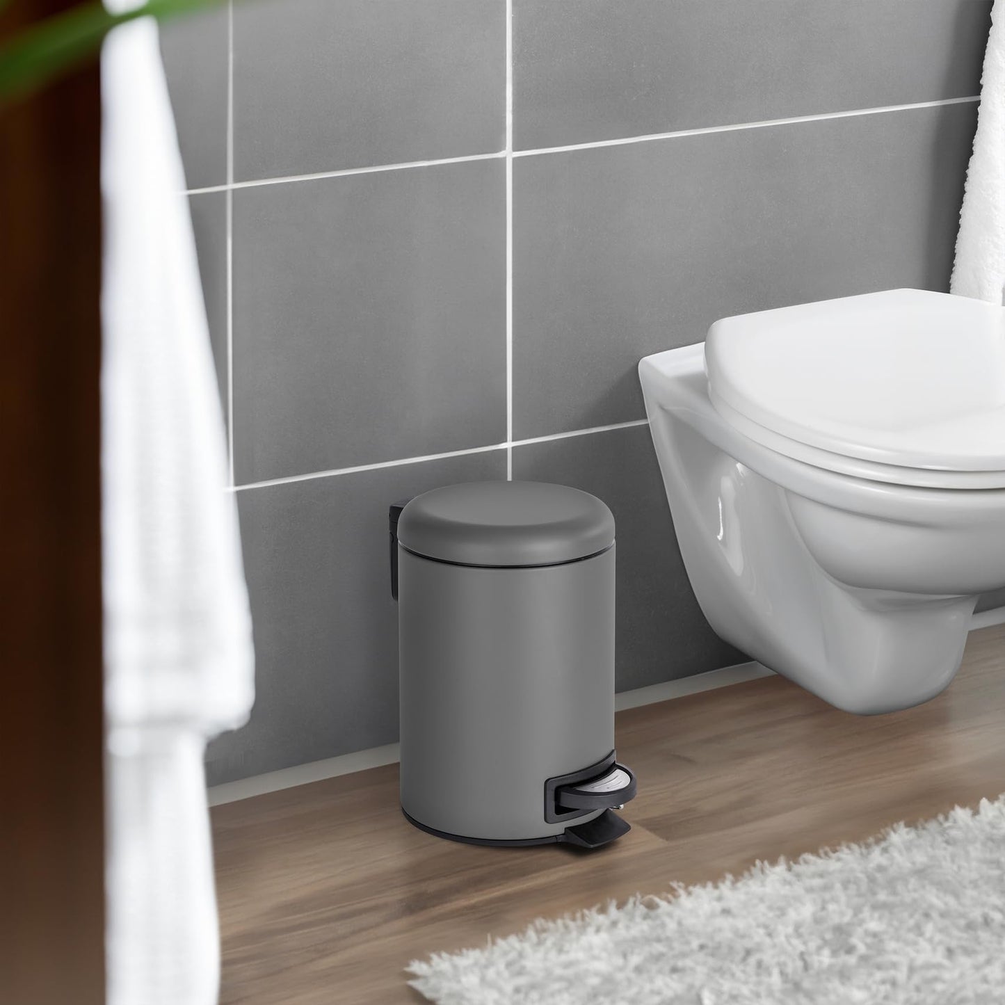 WENKO Leman Kosmetik-Treteimer, mattgold, 3 l – Kosmetik- und Abfalleimer mit Anti-Fingerprint-Beschichtung, Fassungsvermögen: 3 Liter, Edelstahl, 17 x 25 x 22,5 cm, gold 