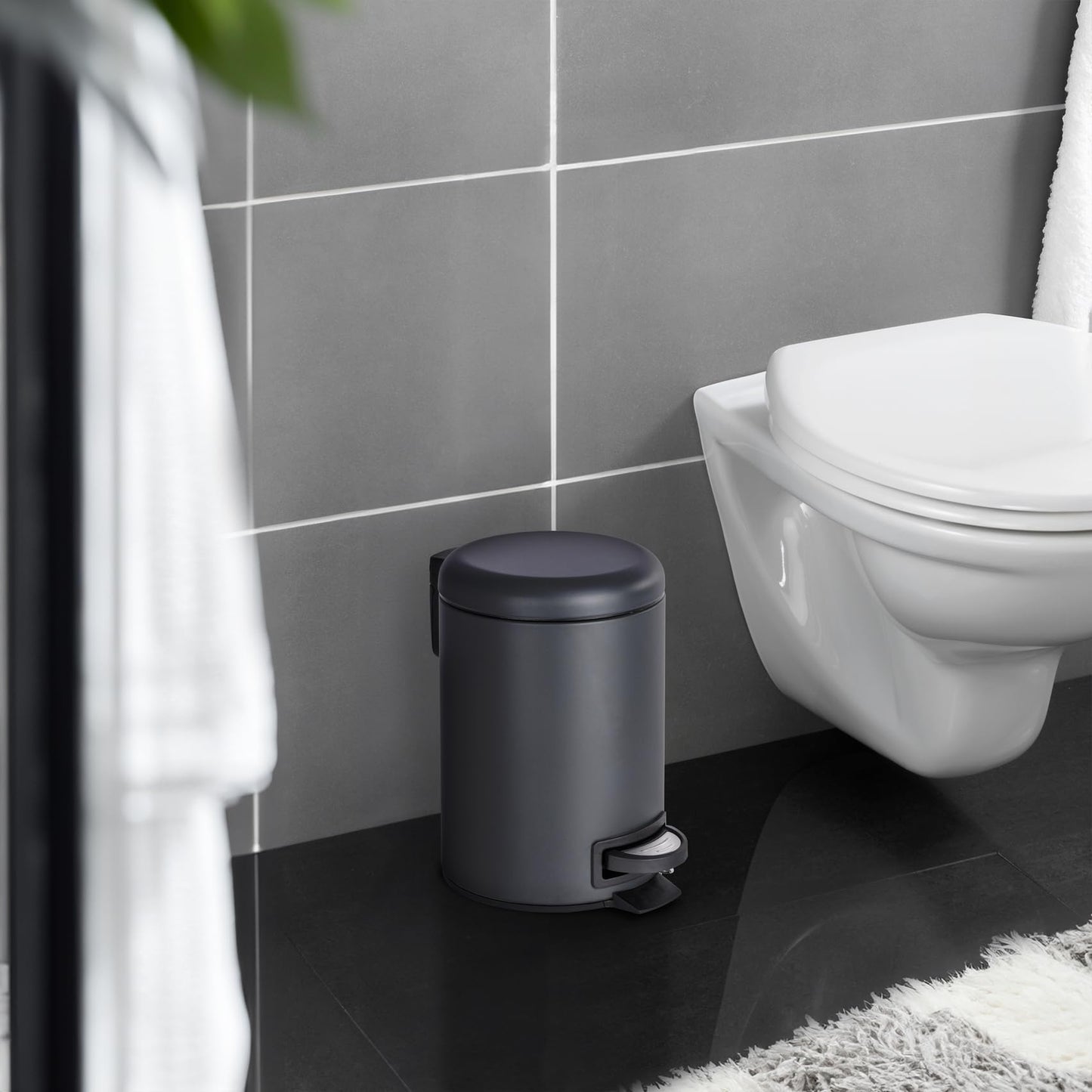 WENKO Leman Kosmetik-Treteimer, mattgold, 3 l – Kosmetik- und Abfalleimer mit Anti-Fingerprint-Beschichtung, Fassungsvermögen: 3 Liter, Edelstahl, 17 x 25 x 22,5 cm, gold 