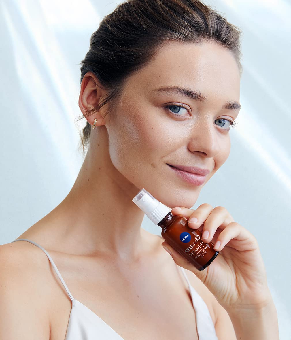 NIVEA Cellular Professional Serum Vitamin C (30 ml), Feuchtigkeitsspendendes Vitamin-C-Serum, Anti-Falten-Serum für einen ebenmäßigeren und strahlenderen Teint 