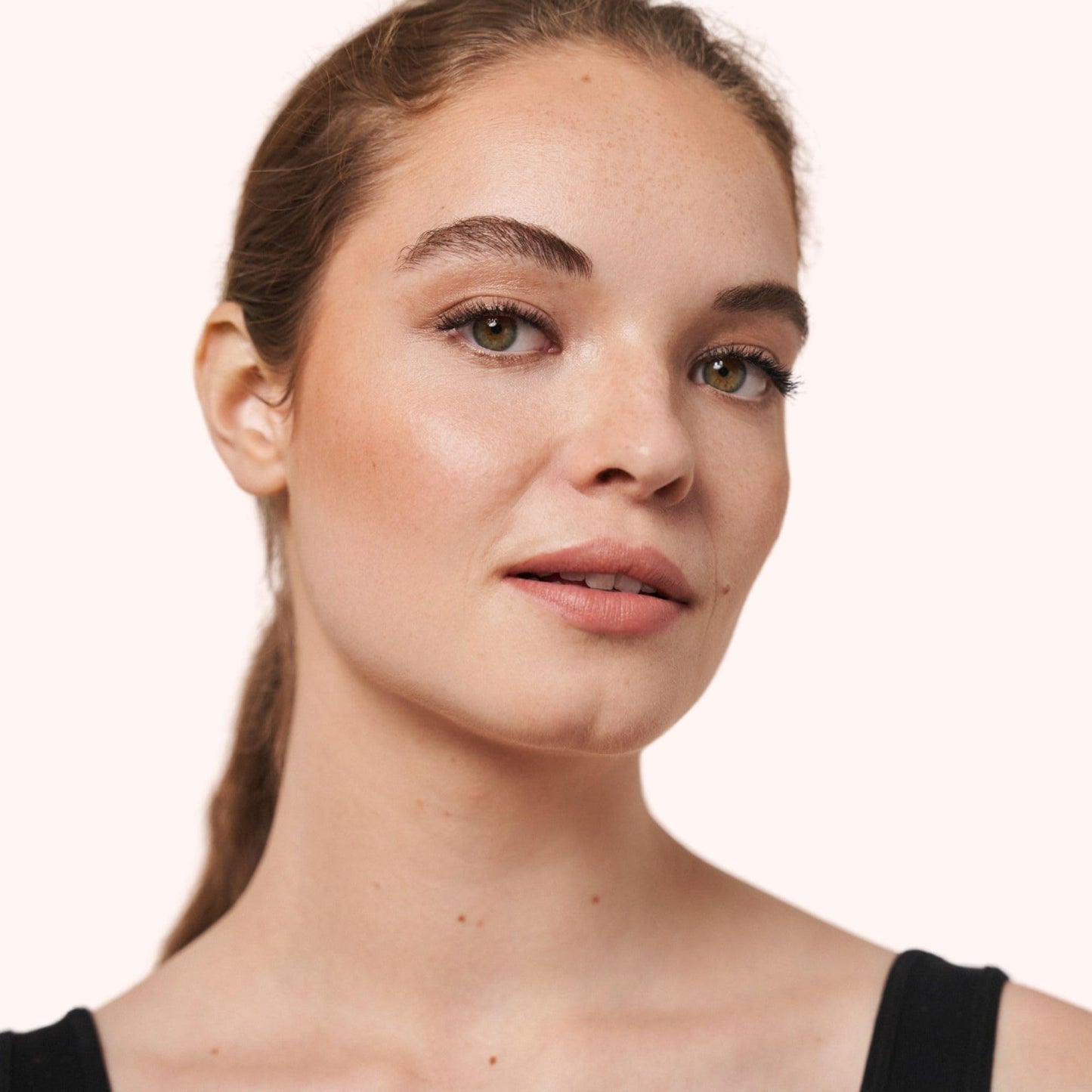 MAGIC FINISH Satin Blush Peachy Rose (4g) – Rouge mit Satin-Touch Textur für ein perfektes Make Up, hochpigmentierte Beauty-Farben 