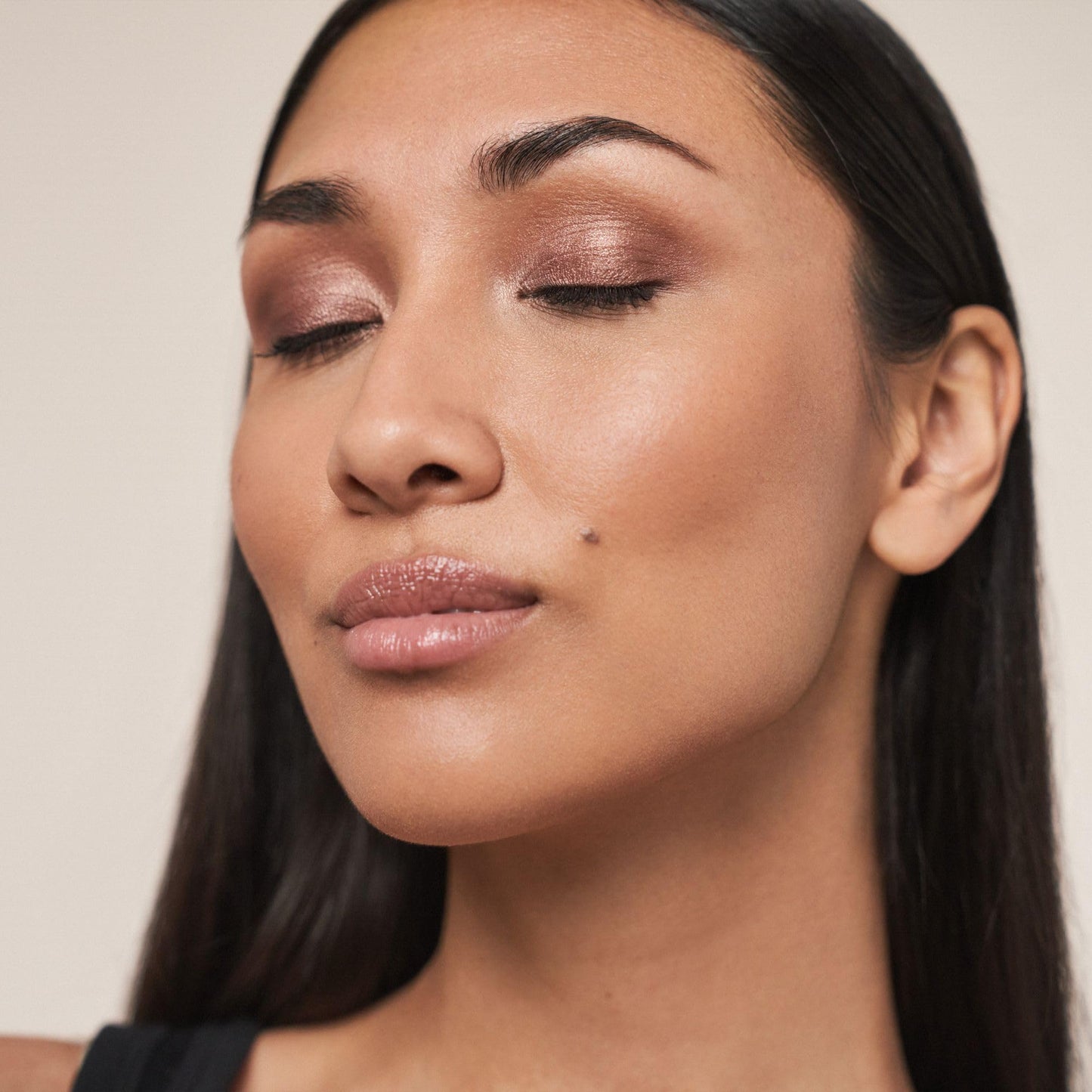 MAGIC FINISH Mousse Eyeshadow Love Note (8 ml) – Langanhaltender metallischer Lidschatten mit Glitzer-Effekt 