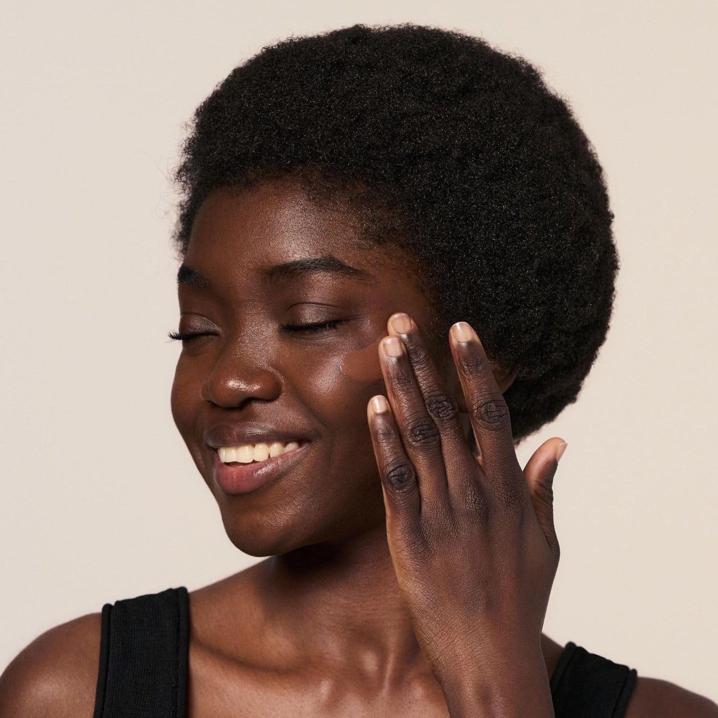 MAGIC FINISH Foundation Creamy Nude – Feuchtigkeit spendende Foundation &amp; straffendes Gesichtsserum in einem Anti-Aging-Make-up 