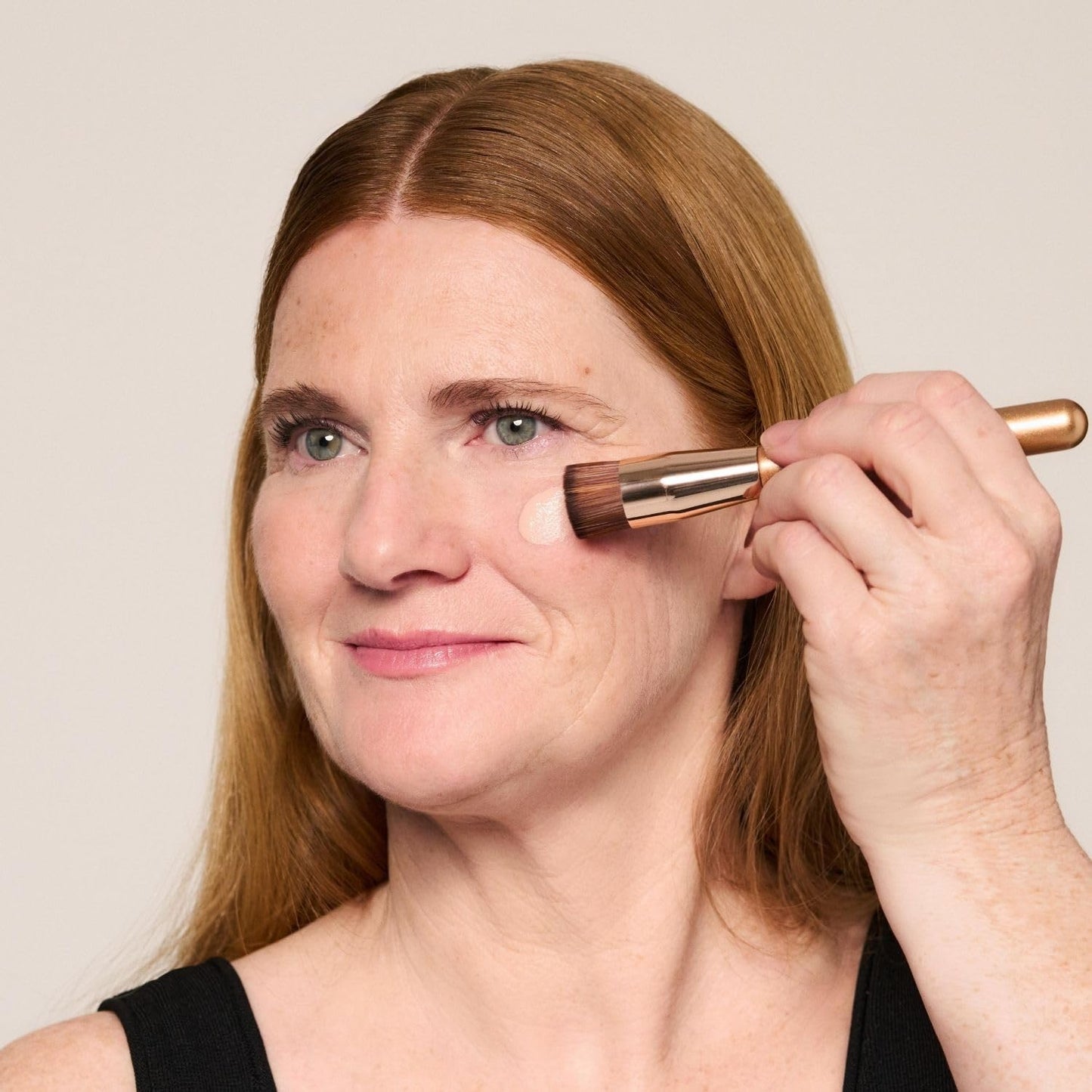 MAGIC FINISH Foundation Creamy Nude – Feuchtigkeit spendende Foundation &amp; straffendes Gesichtsserum in einem Anti-Aging-Make-up 