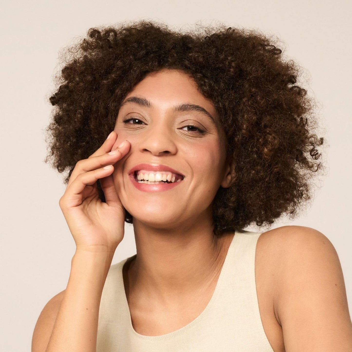 MAGIC FINISH Foundation Creamy Nude – Feuchtigkeit spendende Foundation &amp; straffendes Gesichtsserum in einem Anti-Aging-Make-up 