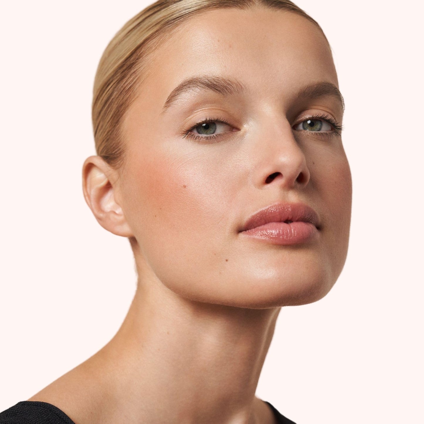 MAGIC FINISH Satin Blush Peachy Rose (4g) – Rouge mit Satin-Touch Textur für ein perfektes Make Up, hochpigmentierte Beauty-Farben 