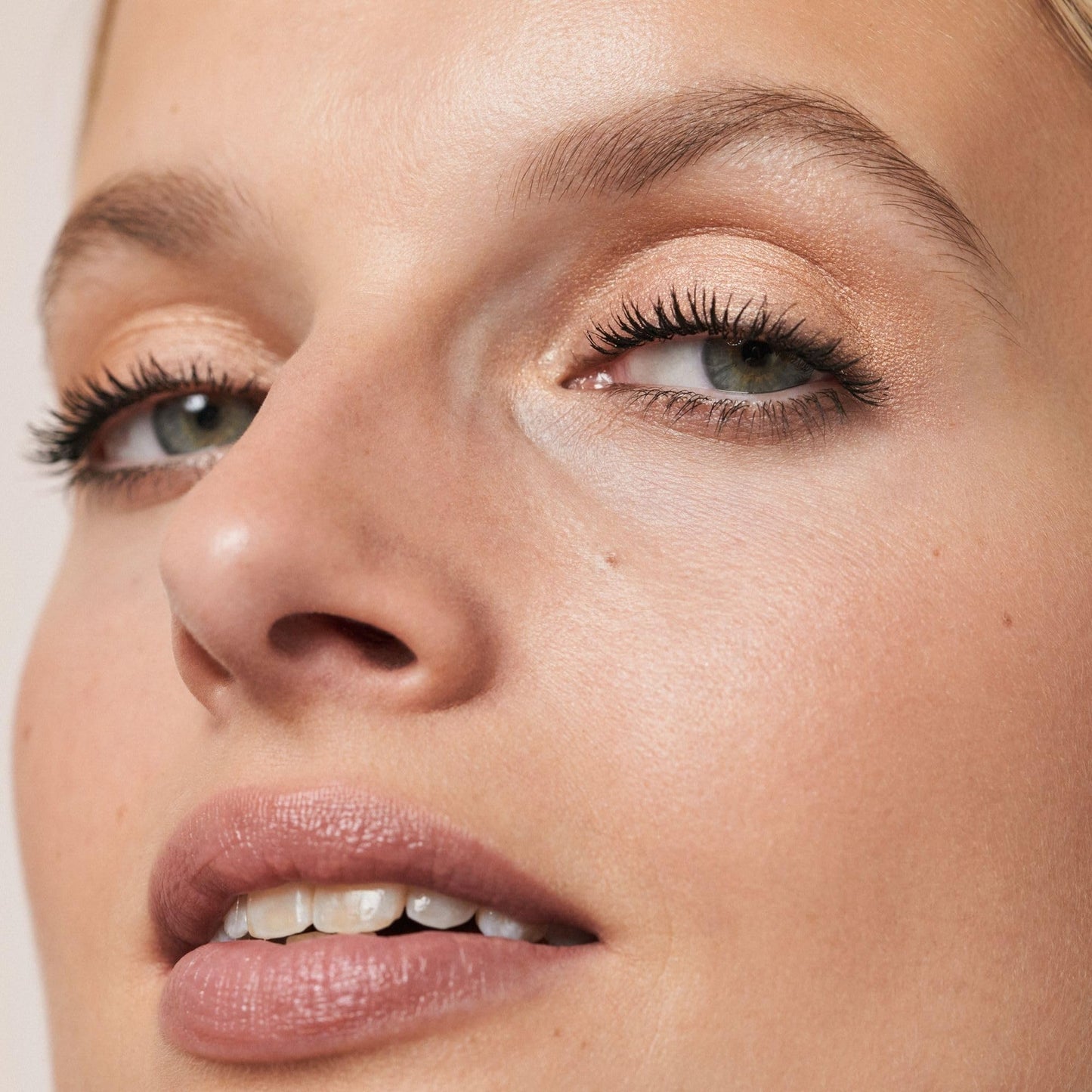 MAGIC FINISH Mousse Eyeshadow Love Note (8 ml) – Langanhaltender metallischer Lidschatten mit Glitzer-Effekt 