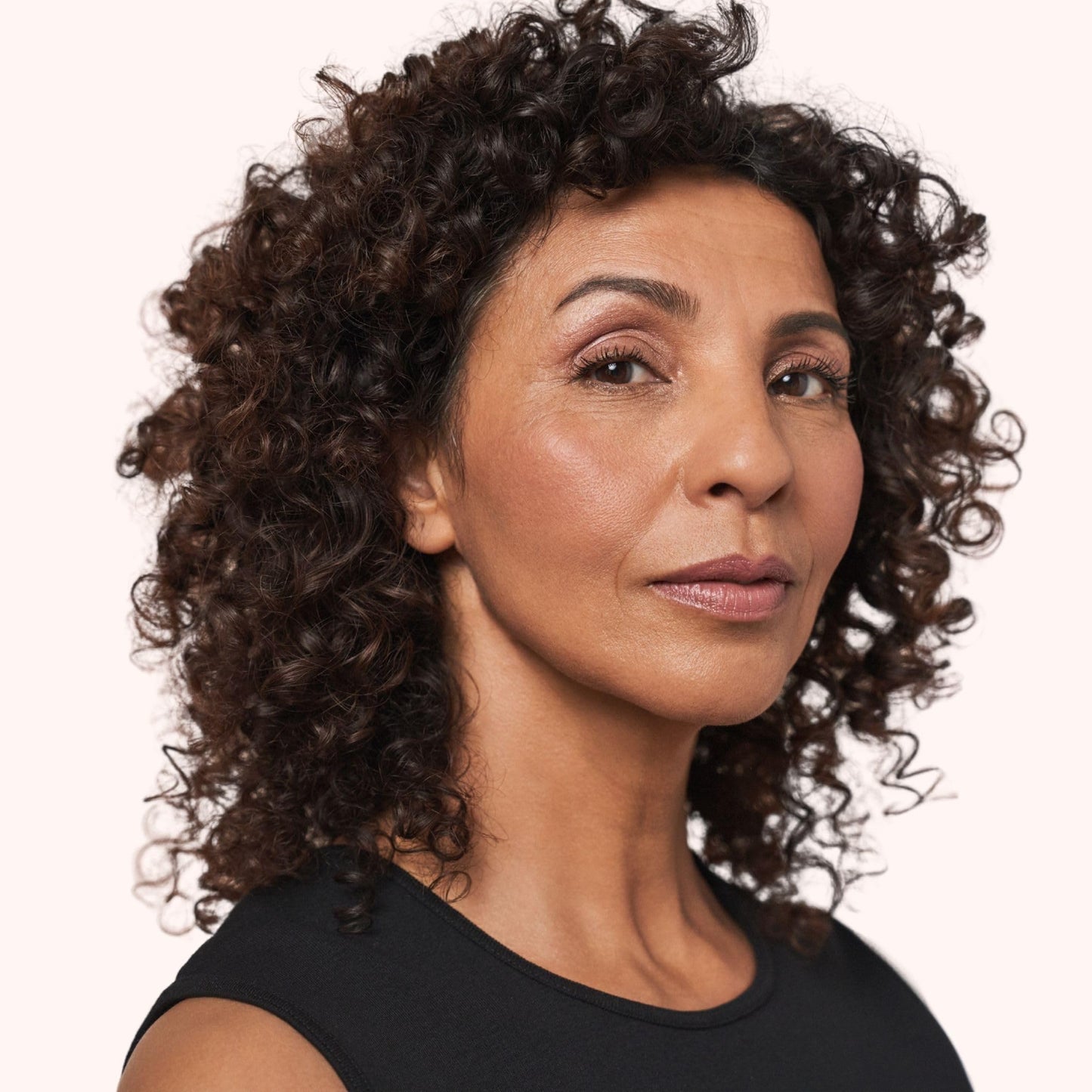 MAGIC FINISH Satin Blush Peachy Rose (4g) – Rouge mit Satin-Touch Textur für ein perfektes Make Up, hochpigmentierte Beauty-Farben 