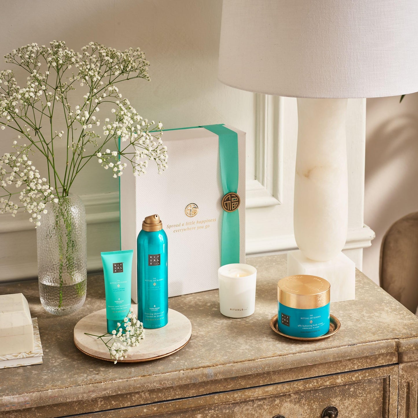RITUALS Geschenkset, vier Hautpflegeprodukte mit Lotusblüte und Weißem Tee – Bade-Geschenkbox 
