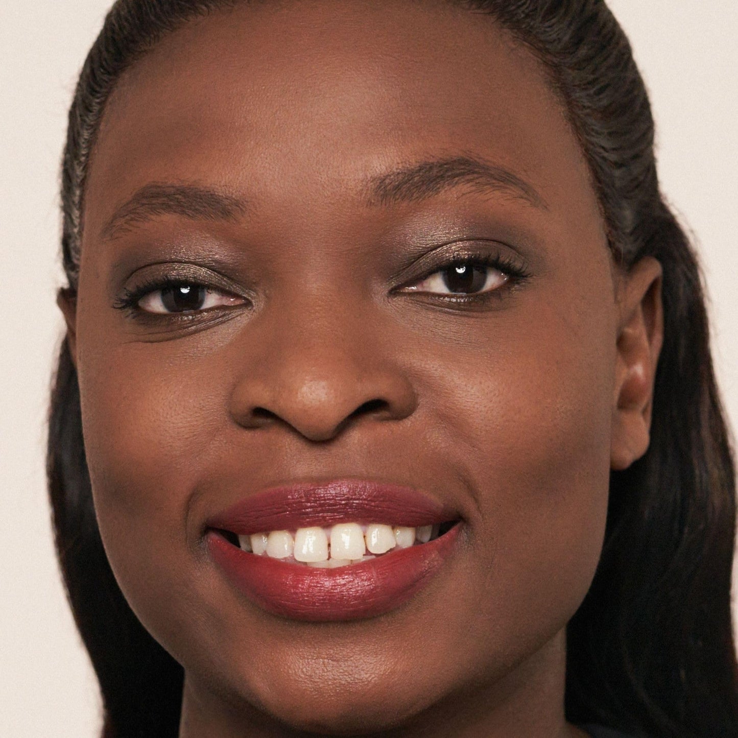 MAGIC FINISH Mousse Eyeshadow Love Note (8 ml) – Langanhaltender metallischer Lidschatten mit Glitzer-Effekt 