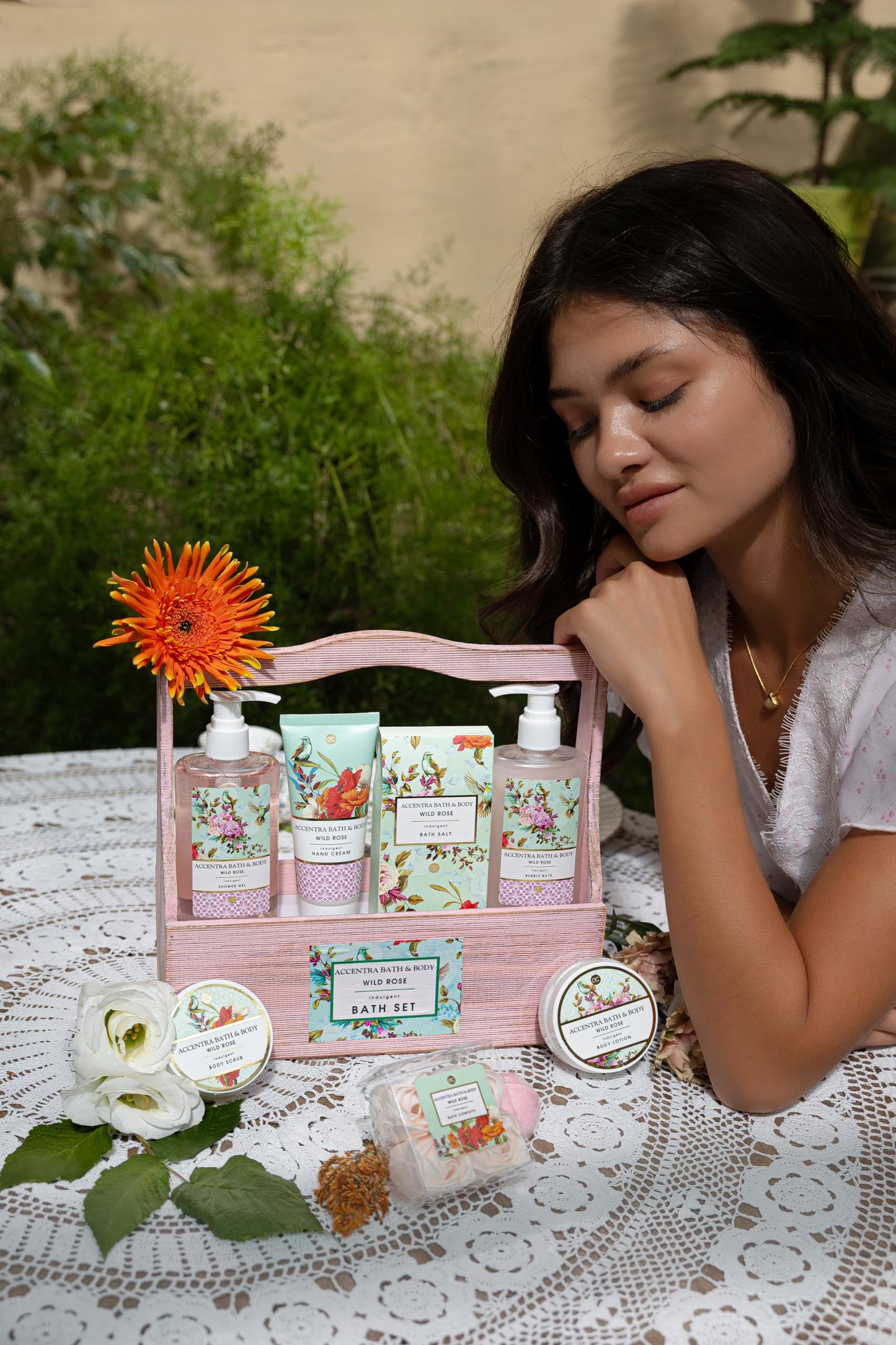 Accentra – Duschset Frauen Geschenkset im Holzkorb – 8-teiliges Pflegeset mit Duschgel, Bodylotion, Badezusätzen, Peeling &amp; Handcreme 