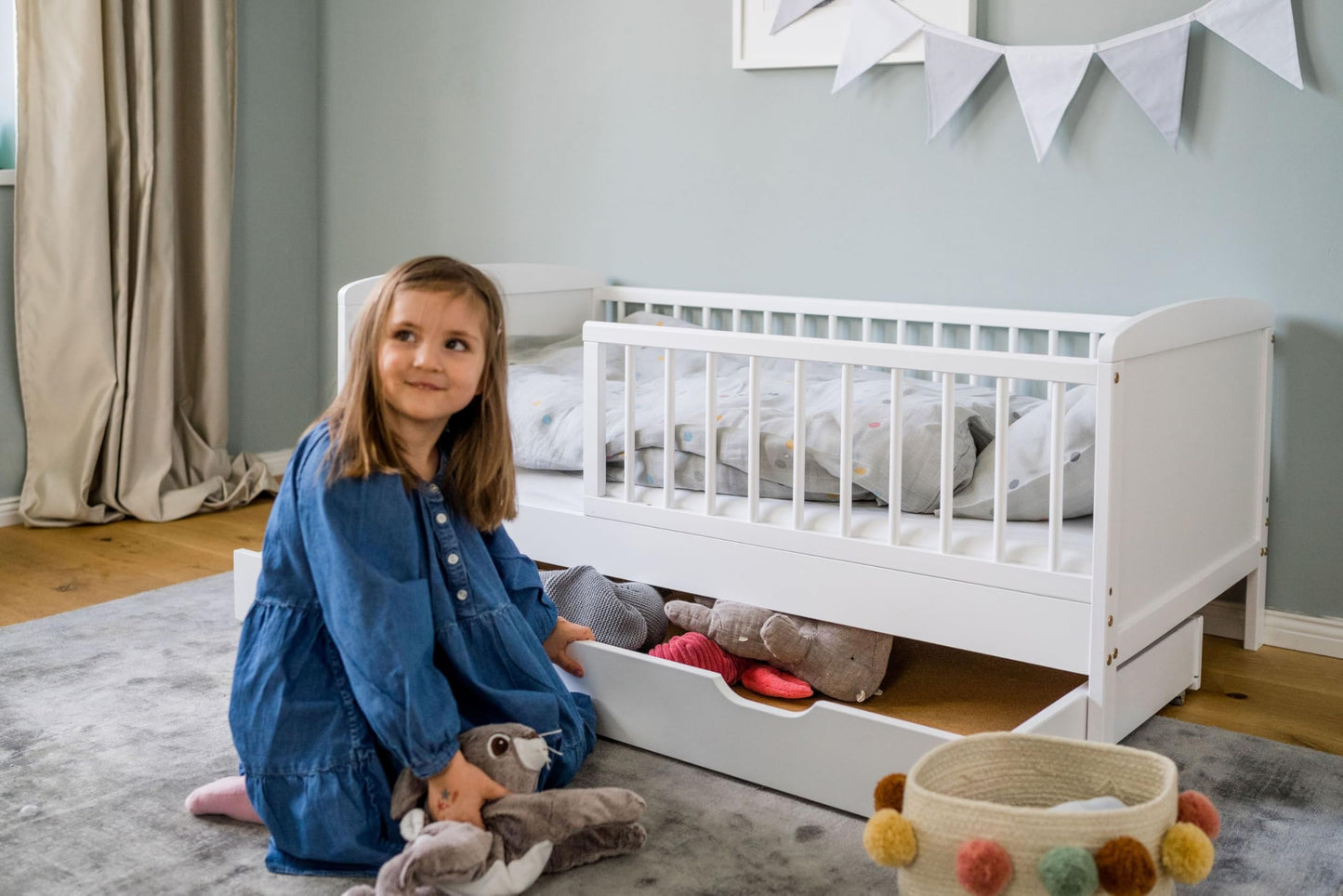 Kinderbett 70x140 cm mit Schublade, Lattenrost und Rausfallschutz in weiß, mit Bettkasten 